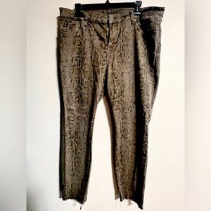 Kut from the Kloth women’s Ankle Skinny snake print jeans size 16 frayed hem
